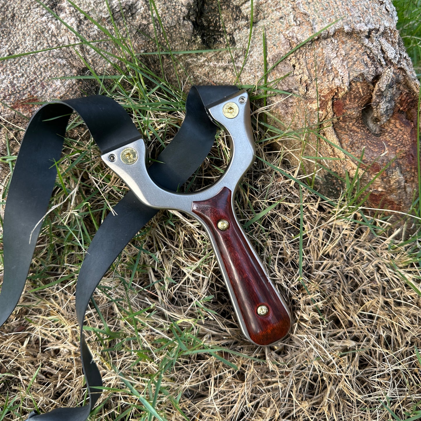 Tirachinas Tiger con mango ergonómico de madera para tiro y caza